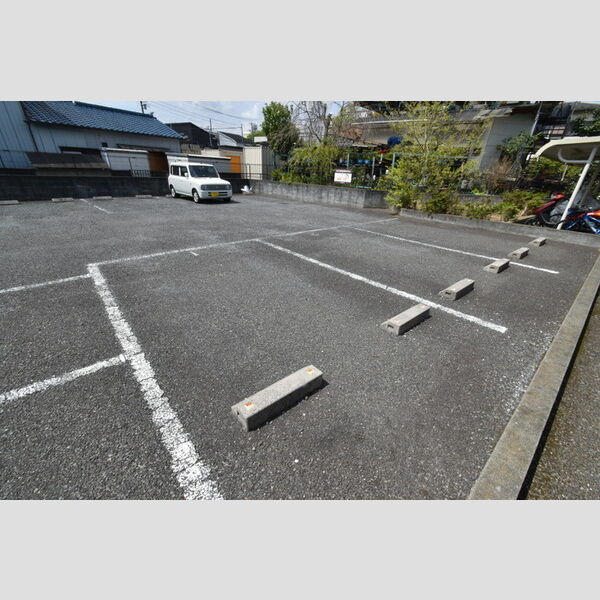 ルミエール岡本 駐車場