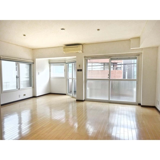 インペリアル常盤松 光の差し込むリビングです