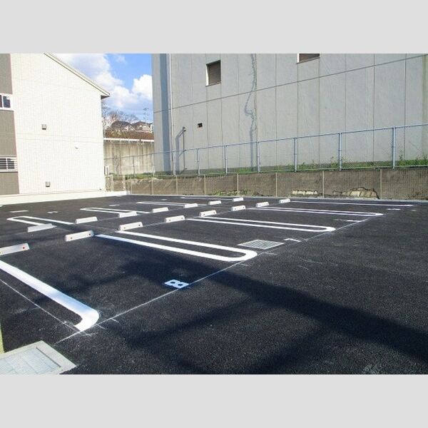 ヌーボイナリ金沢 駐車場