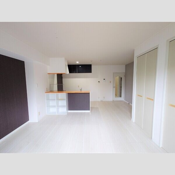 ブルーフォックス102号室 LDK13.5帖(別角度)