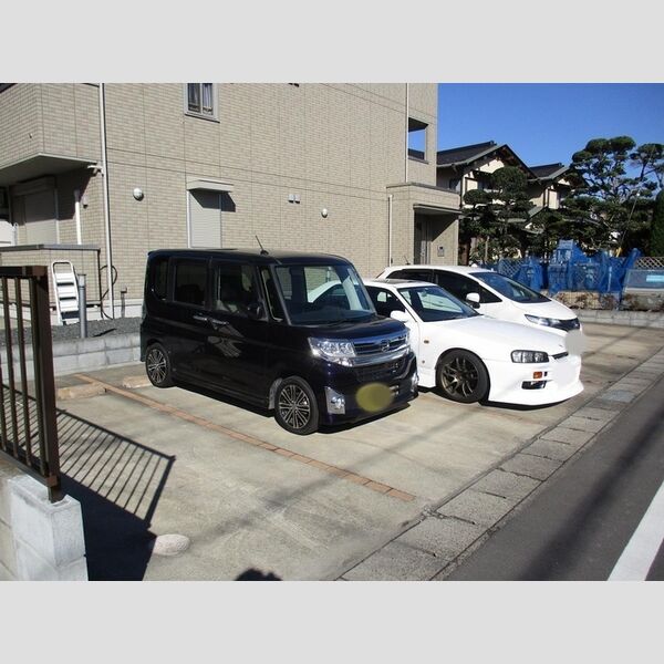 ルミエールC 駐車場