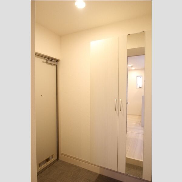 アナシエ西伊興101号室 玄関には姿見付きシューズボックス