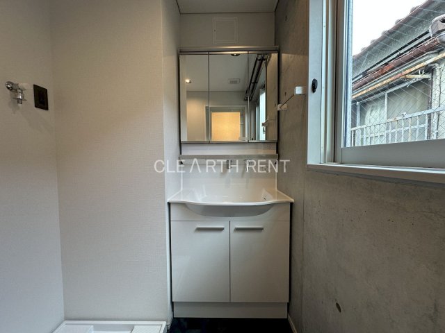 ルミナス池袋本町1階 三面鏡タイプの独立洗面台/鏡裏にはちょっとした収納スペースがあります