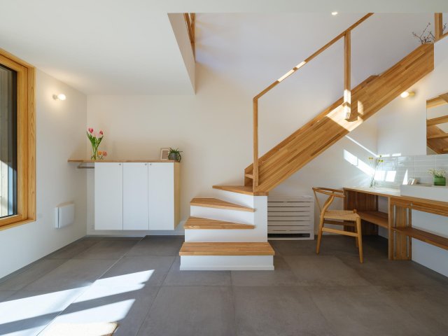 Kizuki Terracehouse 川和台 ベビーカー等も楽々入る玄関。玄関から続くタイル張りの土間空間
