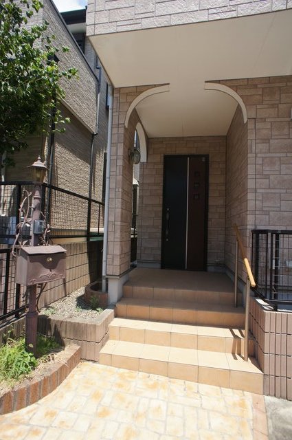 天台５丁目貸家 収納もある玄関です