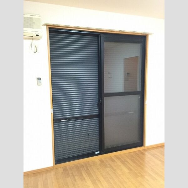 レ・ポワソン シャッター雨戸あります