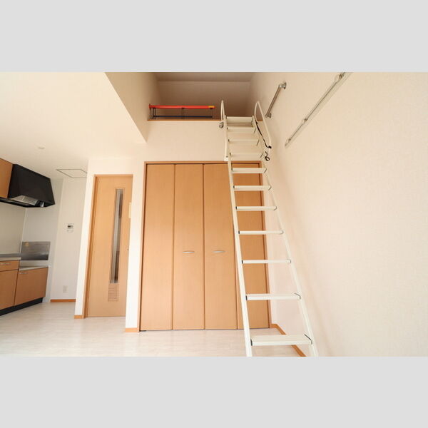 セントラル・クオ205号室 ロフト(階段)