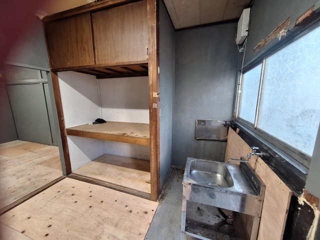 岩﨑荘102号室 たくさん整理できる収納棚付き!