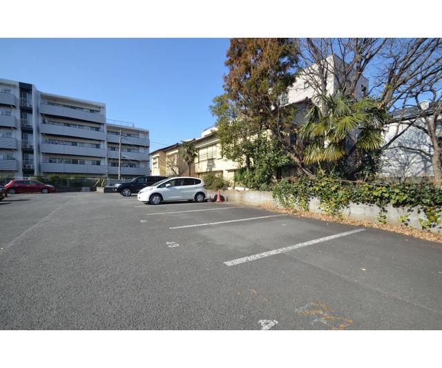 エステートピア大倉 駐車場