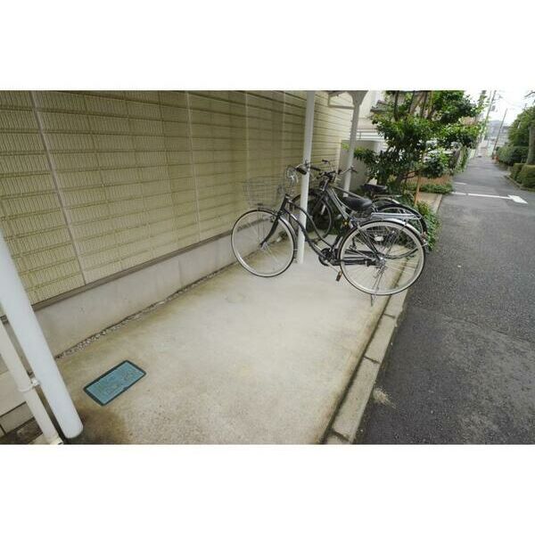 リュミエール砧202号室 駐車場