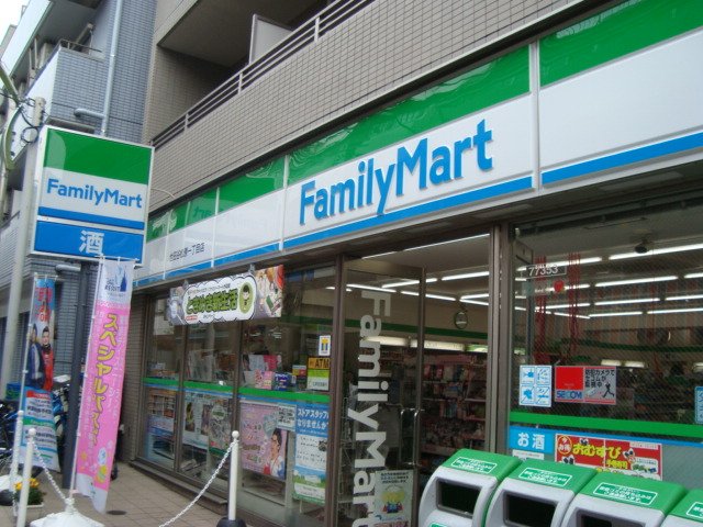 グラスコート明大前 ファミリーマート世田谷松原一丁目店まで353ｍ