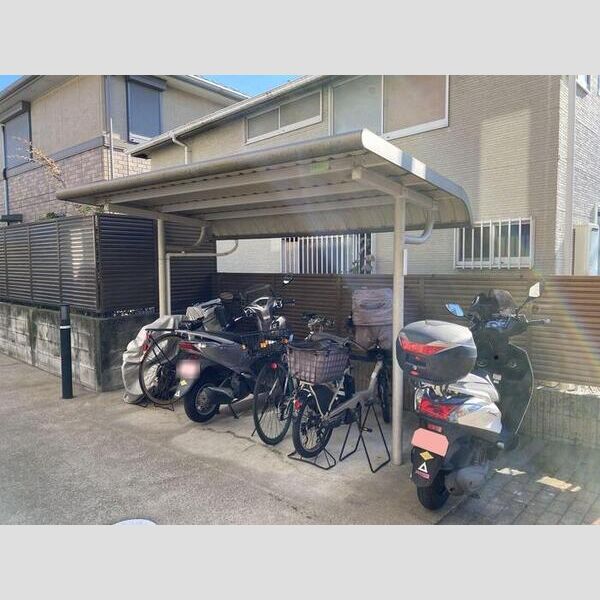 クレスト宇奈根205号室 駐輪場