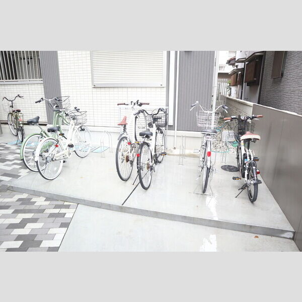 パルナシウス 駐輪場