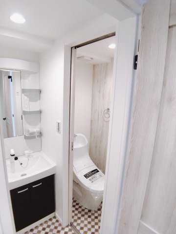 ヴィンティア鶴川 シャワー付き独立洗面と温水洗浄便座付きトイレを完備。