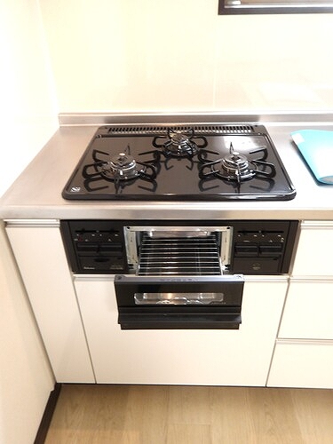 メゾンフラワー1階 ３口ガスコンロ　※2025年9月撮影