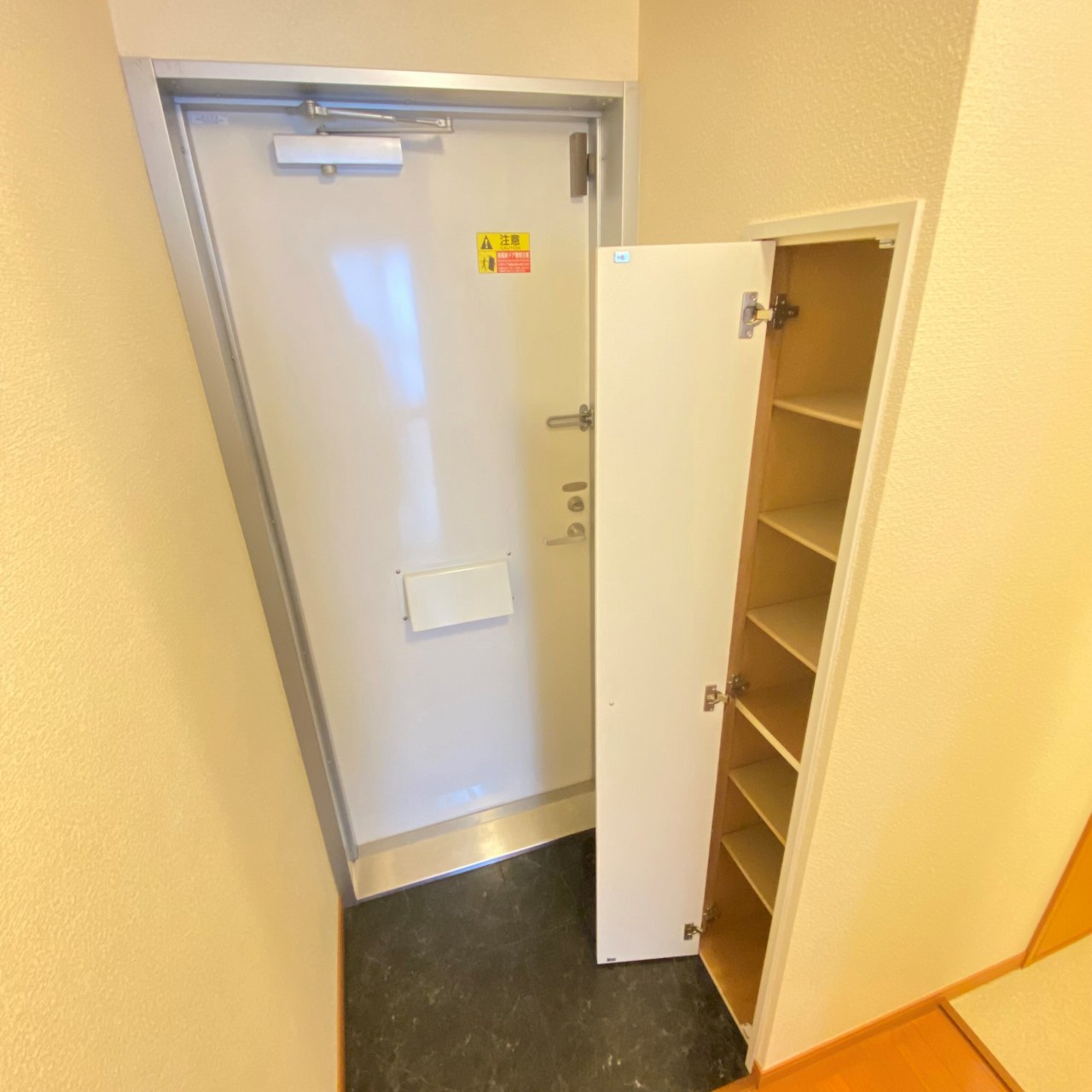 レオパレスＹＡＷＡＲＡ201号室 玄関