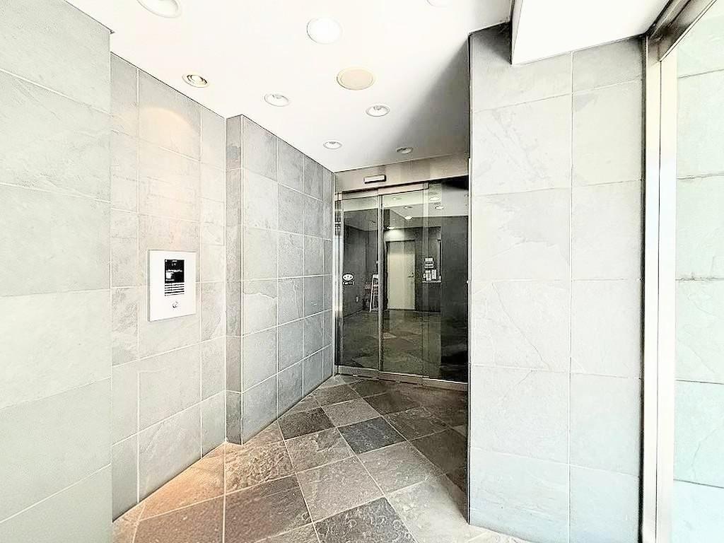 ファミール銀座イースト エントランス以外にも入口は3つあり、どの方角にも出やすいです