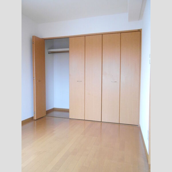 サンウィングW それぞれの洋室に壁一面サイズのクローゼットを完備しています