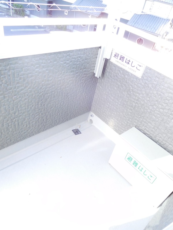 Lily東中山 日差しが注ぐバルコニーです