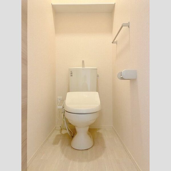 ハイアット湘南301号室 温水洗浄便座・上部に棚があります