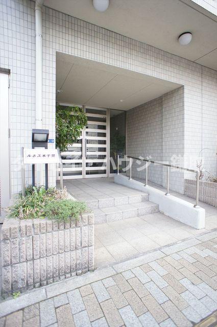 ルネス本千葉 オートロック付のエントランス