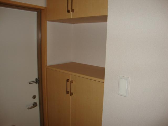 シィーエム・クイーン 下駄箱