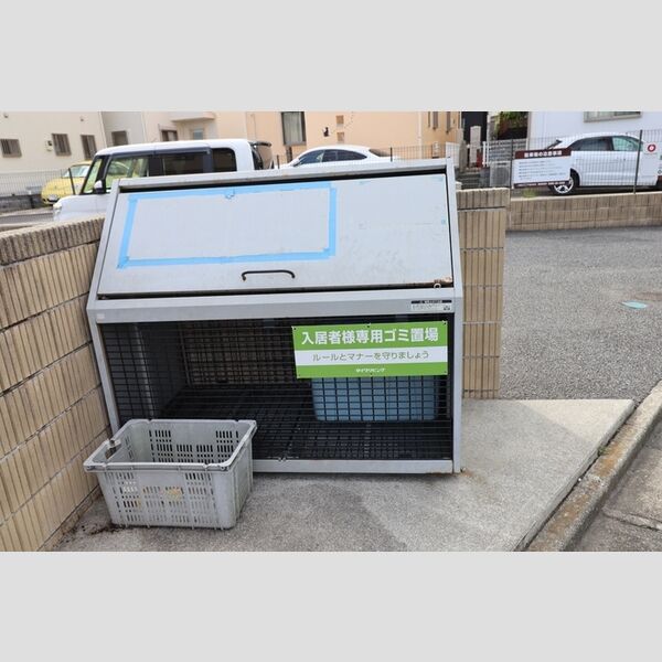 リナウル鵠沼 ごみ集積所