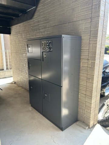 響橋テラス104号室 留守などに便利な宅配ボックスも完備。