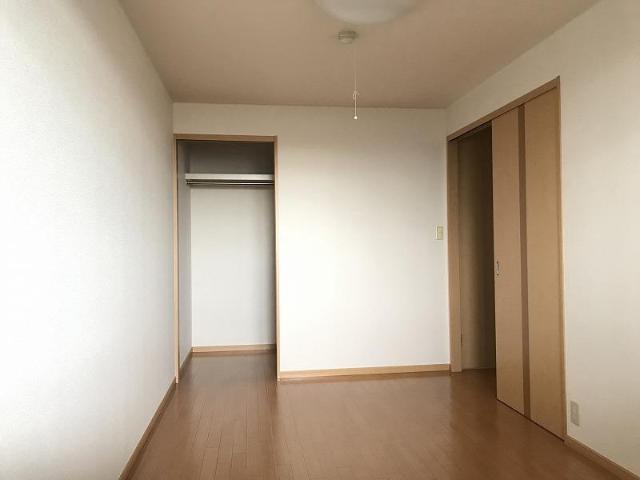 ルミナス砂川七番 洋室（玄関側）