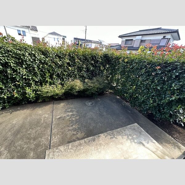 ドゥジェーム三山102号室 専用庭