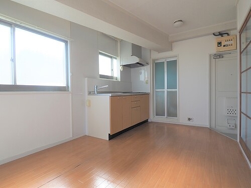 江ノ島シーサイドマンション3階 バルコニー側からのダイニングキッチン