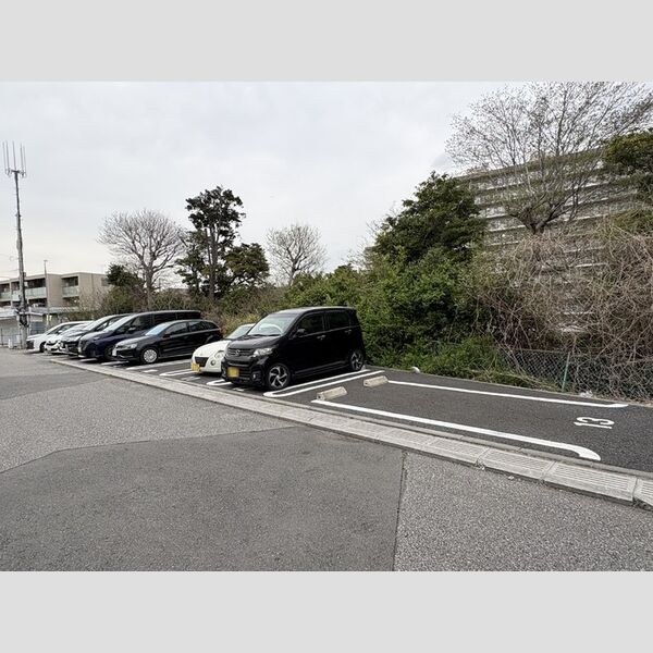 エタニティー東船橋 駐車場