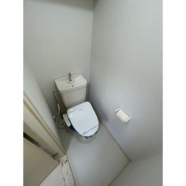 ロイヤルエモンド藤沢0103号室 トイレ