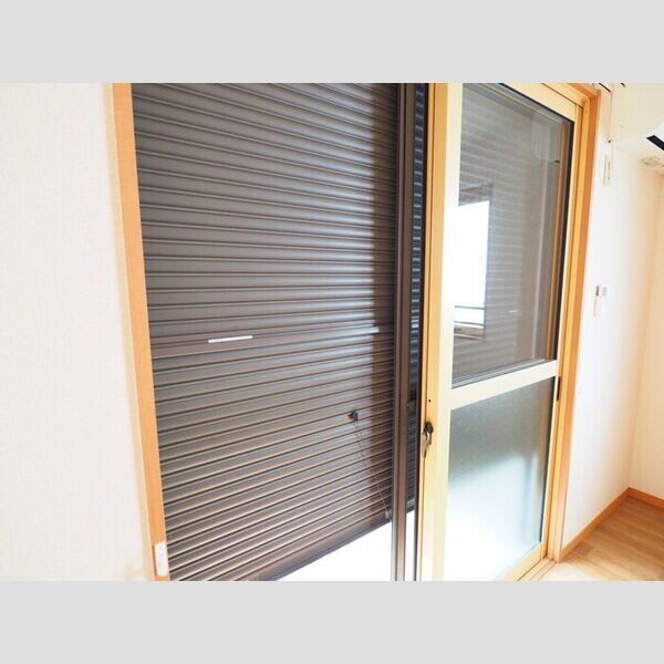 アベニーレ弘明寺205号室 シャッター雨戸