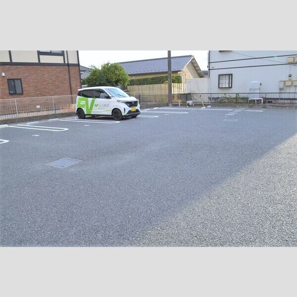 ルミエールD 駐車場