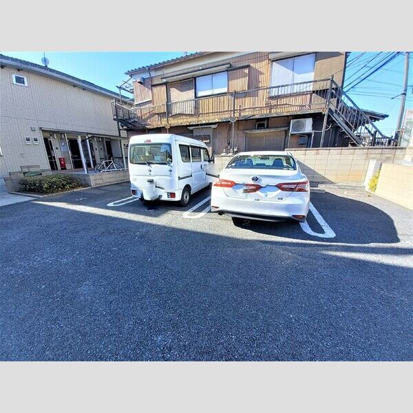 アルヴィータ101号室 駐車場