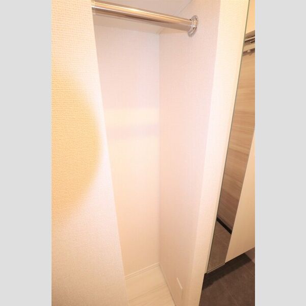 レセア花小金井201号室 ハンガーラック(玄関にあるので便利!)