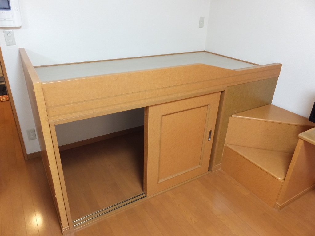 レオパレス水際邸109号室 大容量の収納スペース付きのベットです。