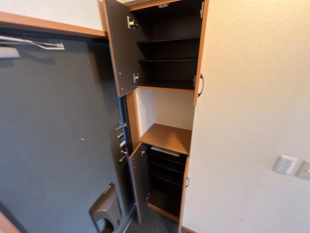 メゾン・トランタンヌーフ205号室 収納