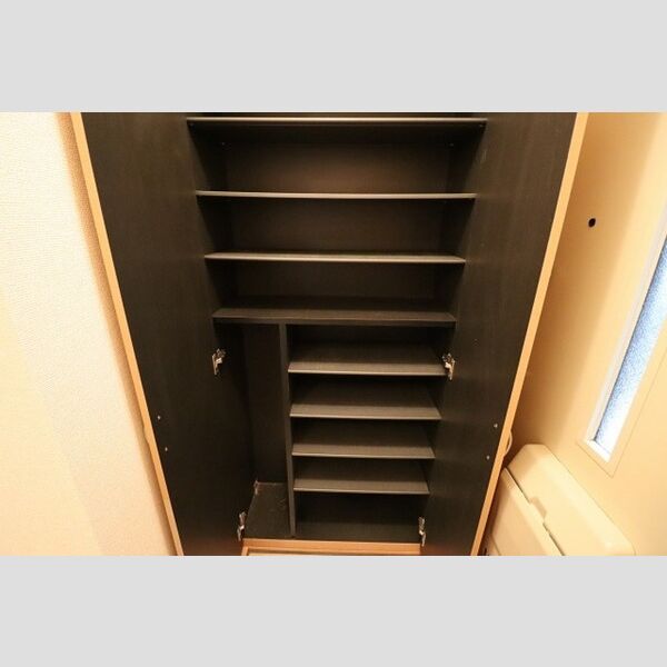 ロイヤルガーデン　B101号室 シューズボックス