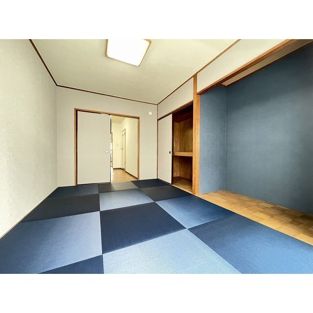 ホンママンション202号室 和室はインディゴカラーの畳