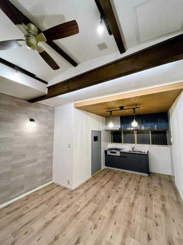 Cozy House南鎌ヶ谷デザイナーズリノベ戸建 エアコン付、天井高でシーリングファンと梁がお洒落な12畳