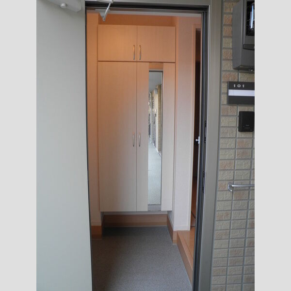 Apartment SARATOGA 玄関シューズボックスも大容量!