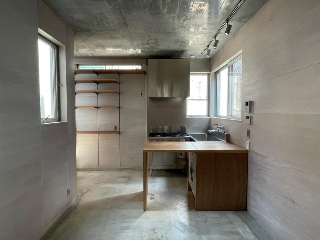 隙間の家 キッチンの作業台は使わない時に収納できる