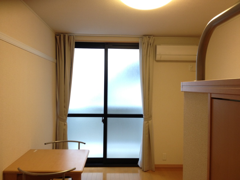 レオパレスブランドール　Ｈ ナチュラルな木目と白を基調とした室内