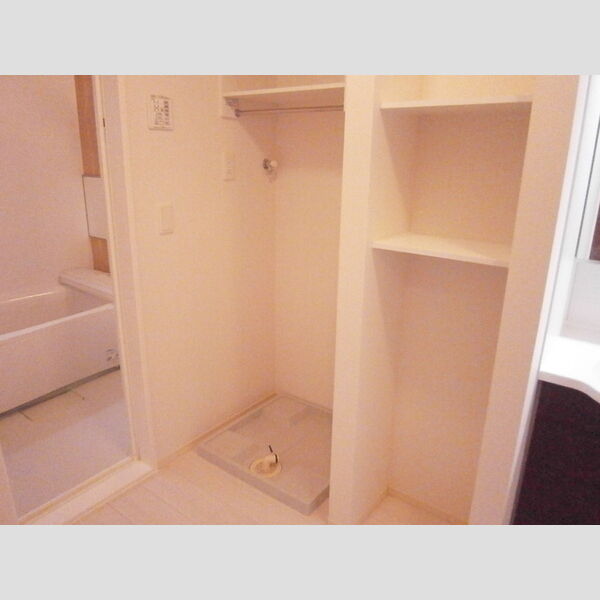 ブリランテ　B303号室 洗濯機置場、収納棚