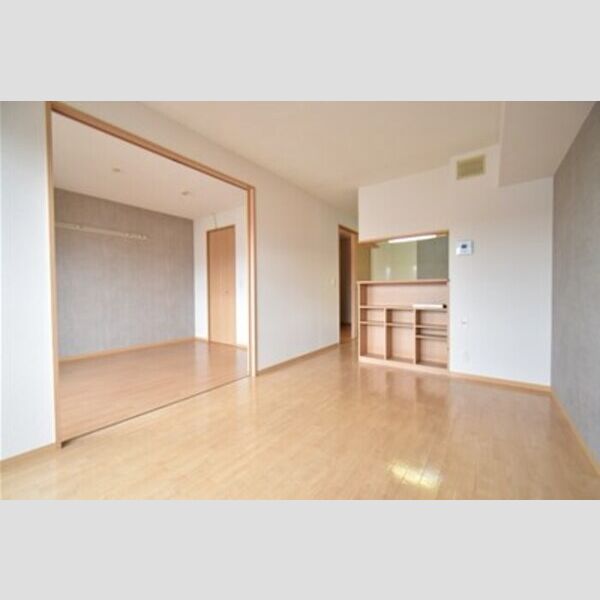 クレール秋桜 リビングダイニングと居室