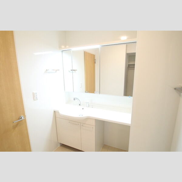 ソレイユ301号室 ワイド3面ミラーの洗髪洗面化粧台♪