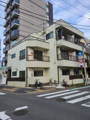 パークデュオ亀有102号室 角地に立地しています