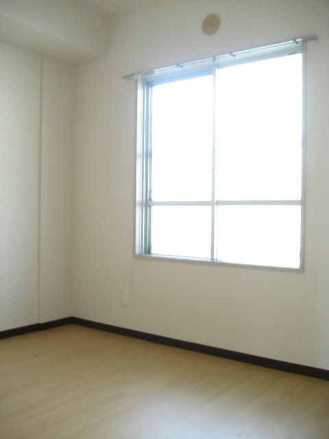 サンハイツ秋山0202号室 洋室２　※別号室の参考写真です(現況優先・仕様違いの場合あり)